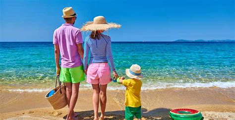 familia disfrutando de un día en la playa de la costa oeste de Dinamarca