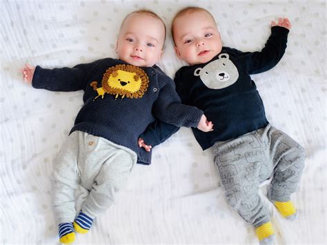 Bebés mellizos con ropa diferente y coordinada