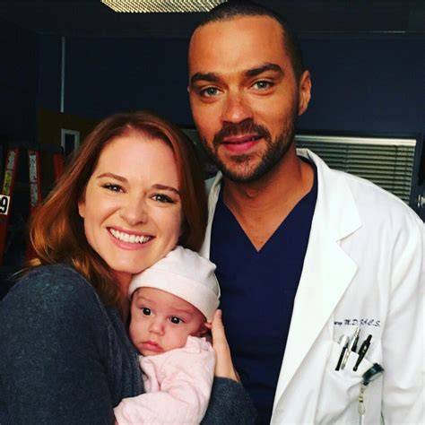 Foto de Sarah Drew como April Kepner con Jackson Avery en una escena dramática del hospital