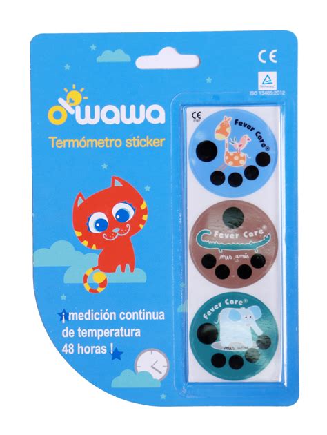 Bebé con termómetro, mostrando preocupación en su rostro