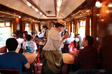 Tren de la Fresa con pasajeros y personal de época