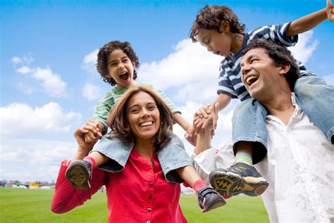 Familia consciente y unida, padres e hijos felices