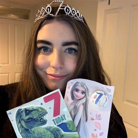 Julia Alsop mostrando tarjetas con el número 7 para su séptimo cumpleaños