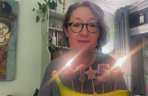 Jane Atkin celebrando su 