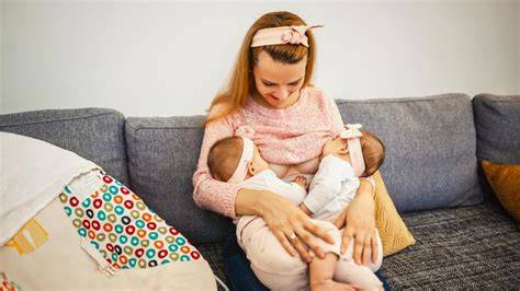 Imagen de una madre amamantando a dos niños de diferentes edades (lactancia en tándem).
