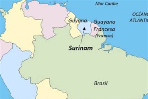 Mapa de Surinam y Países Bajos, destacando la distancia y la conexión colonial