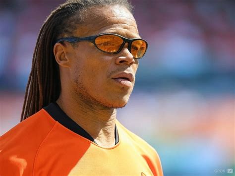 Foto de Edgar Davids con sus características gafas protectoras durante un partido