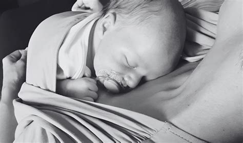 Fotografía de un padre o madre realizando el método canguro con su bebé prematuro en una UCIN.