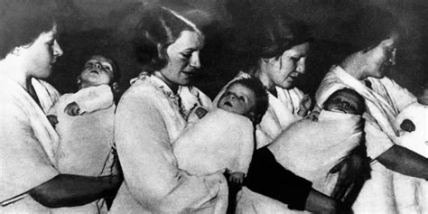 Foto de madres con sus bebés en una maternidad Lebensborn
