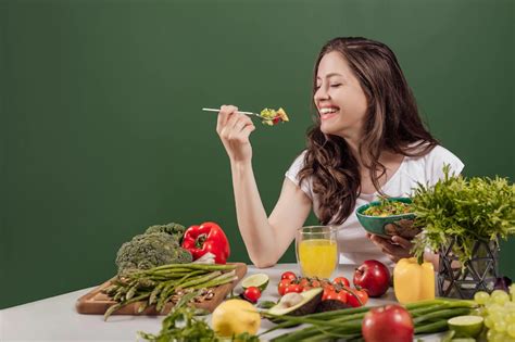 imagen de una madre joven y saludable disfrutando de una comida equilibrada y nutritiva