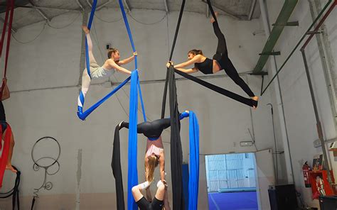 Valentino Martin realizando acrobacias y gimnasia