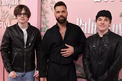 Foto de Ricky Martin con sus hijos, mostrando su altura