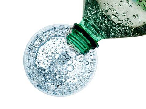 botella de agua con gas con burbujas