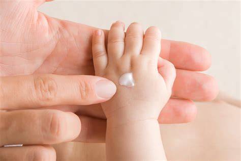 Ilustración de la piel del bebé comparada con la del adulto, mostrando su delicadeza y sensibilidad