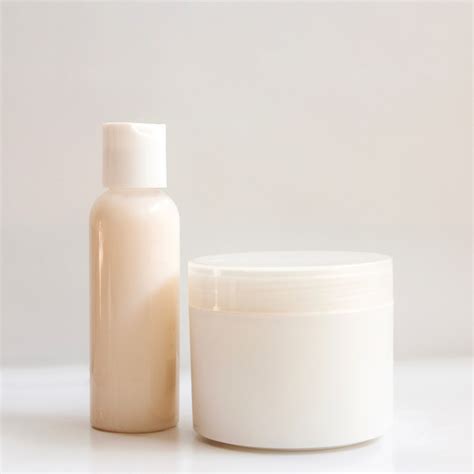 Muestra de diferentes tipos de envases de cremas para pañal (crema, pomada, pasta al agua)