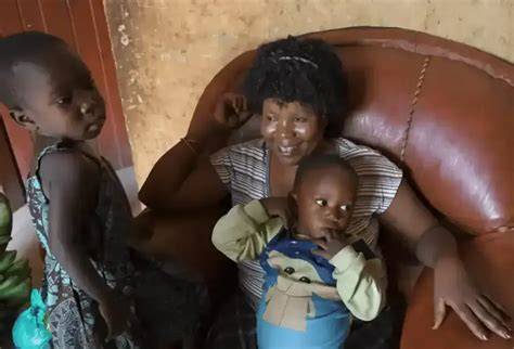 Foto de Mariam Nabatanzi con parte de sus hijos en Kasawo, Uganda