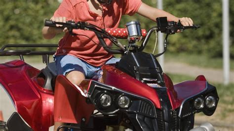 foto de un niño feliz manejando una moto eléctrica infantil en un entorno seguro