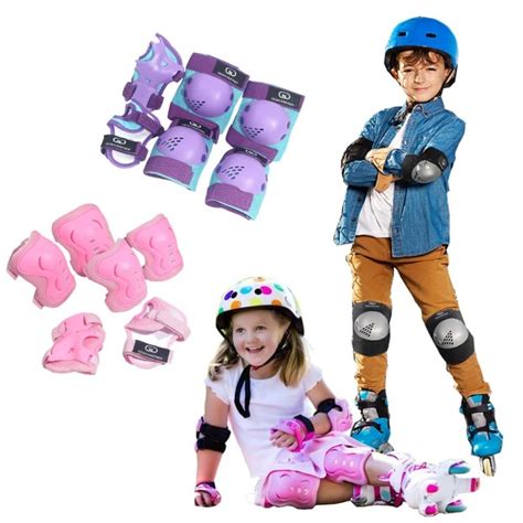 foto de un niño con equipación completa de seguridad (casco, rodilleras, coderas, peto) listo para usar su moto eléctrica