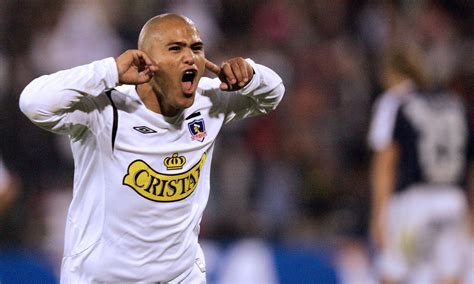 Humberto Suazo celebrando un gol con la camiseta de la selección chilena