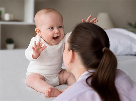 Imagen de un bebé reaccionando con sobresalto, abriendo sus manos