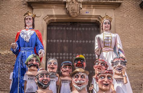 Foto de la Comparsa de Gigantes y Cabezudos desfilando por una calle de Pamplona