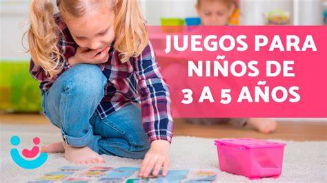 Niños de 5 a 6 años concentrados jugando a un juego de mesa colorido