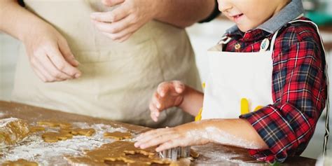 Niño y adulto horneando galletas de otoño