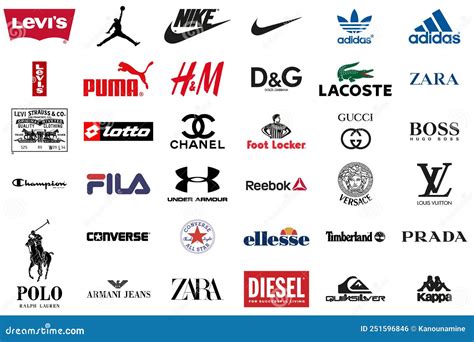 Foto de varios conjuntos de ropa deportiva para bebé de diferentes marcas
