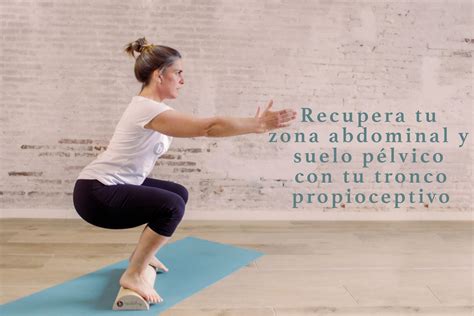 Mujer realizando ejercicios postparto para fortalecer el suelo pélvico