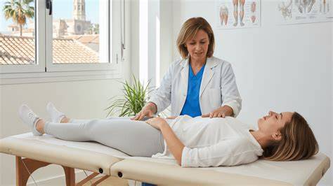 Fisioterapeuta realizando una valoración de suelo pélvico