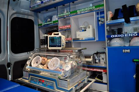 Diseño interior de una ambulancia neonatal moderna, mostrando la distribución del equipo y el espacio para el personal.
