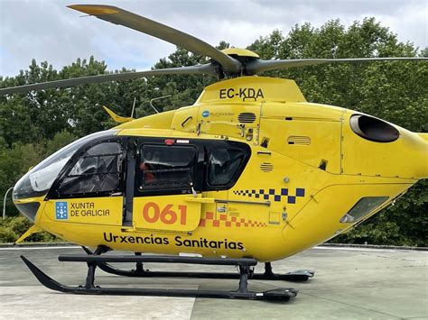 Imagen de un helicóptero medicalizado aterrizando cerca de un hospital.
