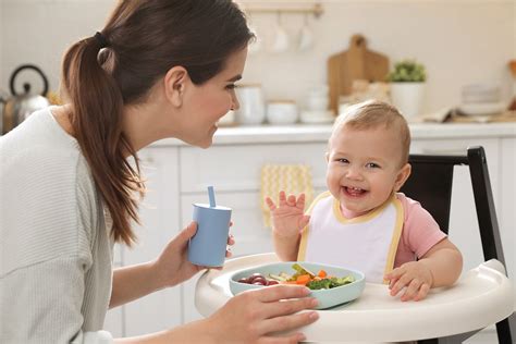 Bebé comiendo alimentos sólidos