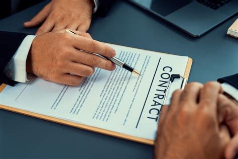 Ilustración de dos personas haciendo un trato o firmando un contrato, con un bebé de fondo o como motivo central