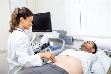 Equipo médico realizando una ecografía para diagnóstico de problemas uterinos