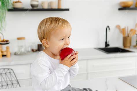 Niño comiendo una manzana como snack saludable en el colegio