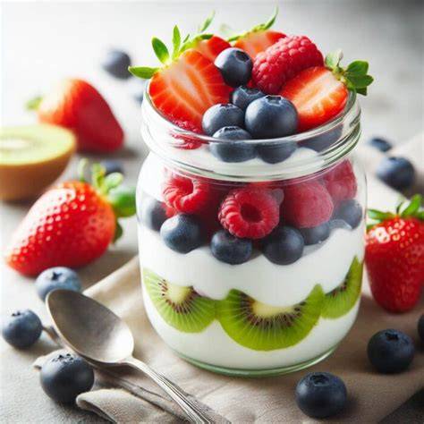 Yogur natural con frutas y un huevo cocido