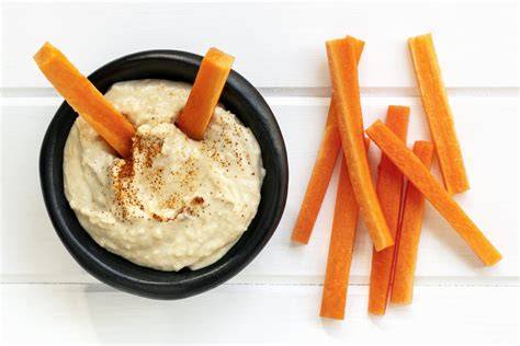 Snack saludable de palitos de zanahoria con hummus