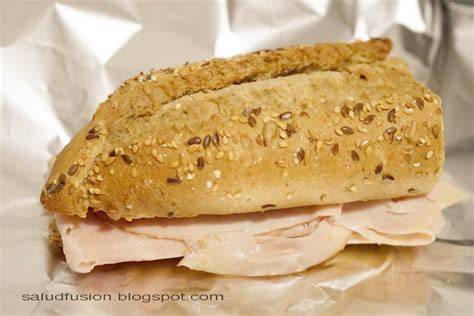 Bocadillo integral con pavo y tomate
