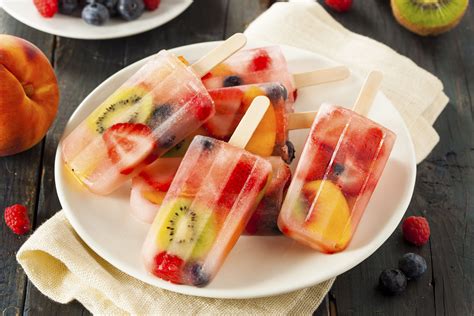Helado de fruta casero en paletas
