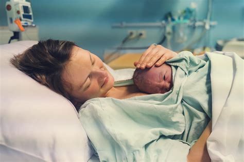 Bebé realizando piel con piel con su madre tras el nacimiento