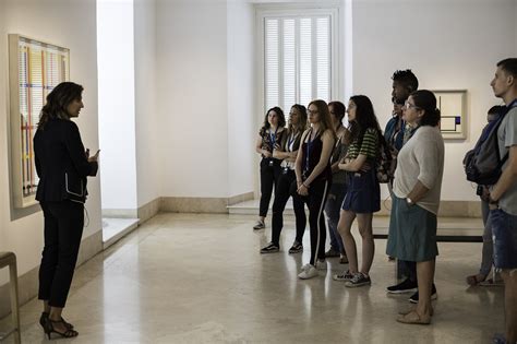Grupo de futuras madres y parejas en una visita guiada por la maternidad de un hospital