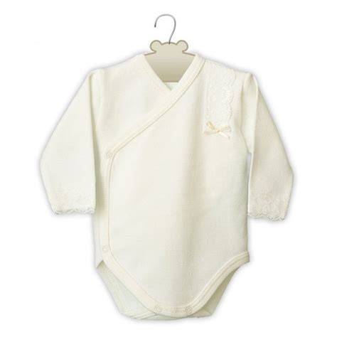 Detalle de encajes y puntillas en ropa de bebé española