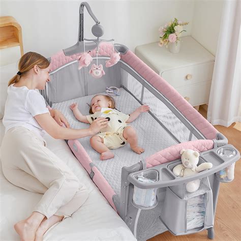 Cuna de bebé con ropa de cama suave y acogedora en tonos neutros