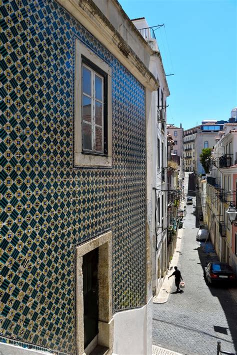 Fachada de un edificio histórico en Ovar decorada con azulejos coloridos
