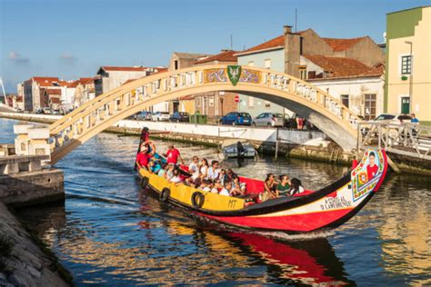 Barcos moliceiros navegando por los canales de Aveiro