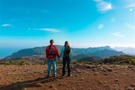 Pareja haciendo senderismo en un sendero costero cerca de Ovar