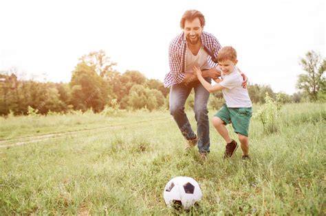Padre jugando con su hijo, promoviendo el vínculo sin lactancia