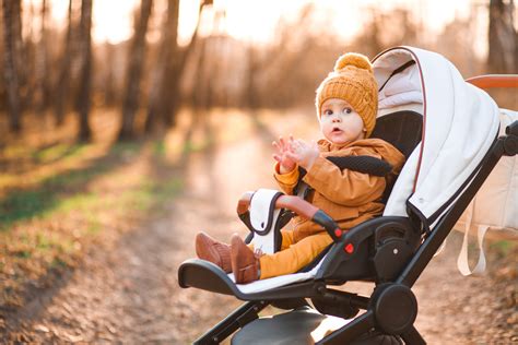 Bebé abrigado en un carrito de paseo en invierno