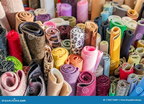 Variedad de tejidos y materiales para abrigar bebés